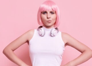 Chica de pelo rosa