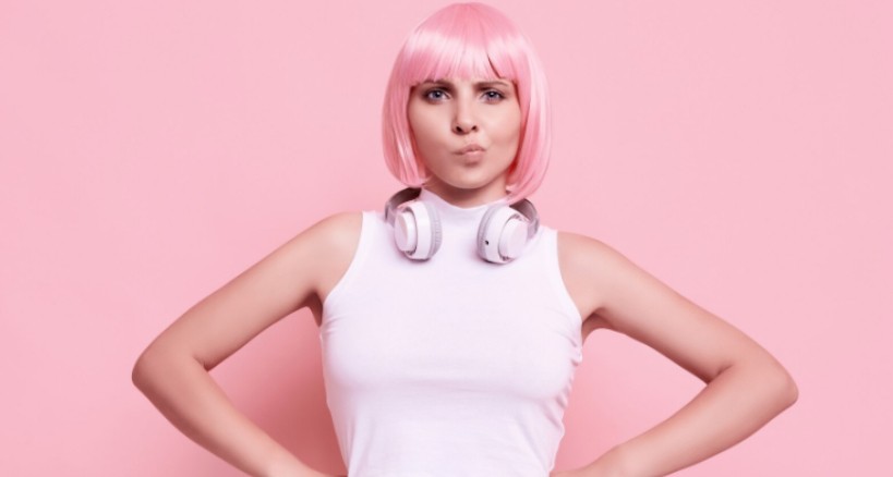 Chica de pelo rosa