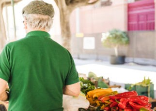 Hasta qué hora está abierta la tienda de alimentos más cercana