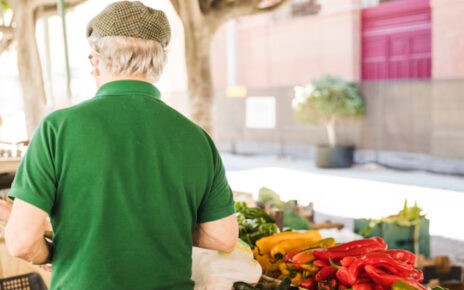 Hasta qué hora está abierta la tienda de alimentos más cercana