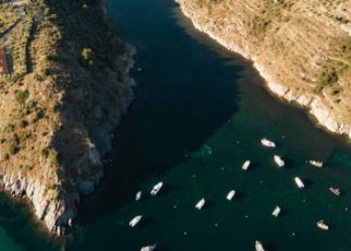 Barcos en la costa