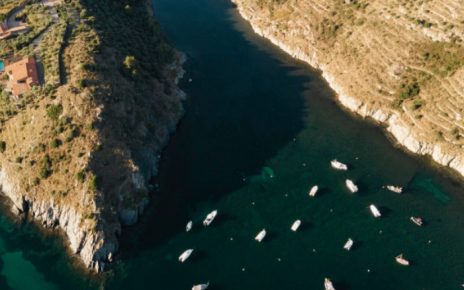 Barcos en la costa