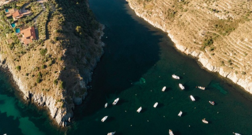Barcos en la costa